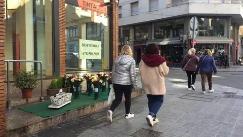 Viandantes por la calle de la Amargura en Zamora