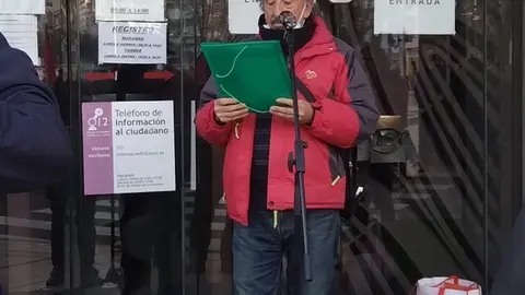 El portavoz de la plataforma pro biorrefinería durante una concentración en Zamora