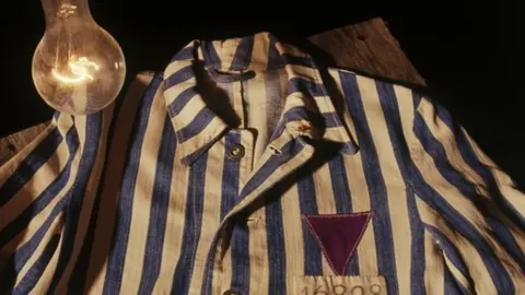 Uniforme triángulo púrura