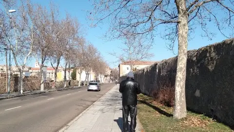 Un ciudadano pase por el barrio de Pinilla