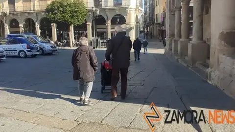 Viandantes en la Plaza Mayor de Zamora