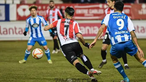 Dani Hernández controla el balón en el partido entre el Deportivo de La Coruña y el Zamora CF. | FOTO: Zamora CF