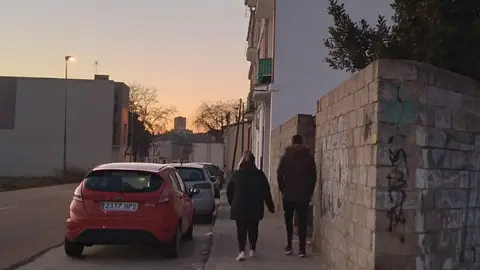 Viandantes por el barrio de Pinilla