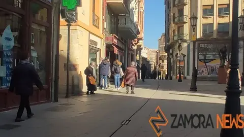Viandantes por la Plaza de Sagasta de Zamora