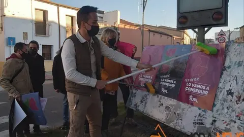 El número 2 de UPL, Dani de Mena, pega carteles en San Frontis