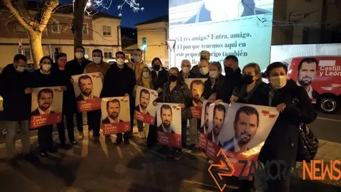 Foto de familia del PSOE en la tradicional pegada de carteles en San José Obrero