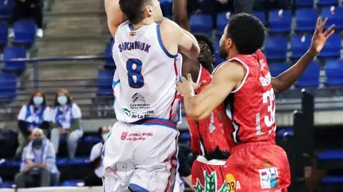 Jeff Solarin defiende un ataque de CB Clavijo, en el partido ante CB Zamora. | FOTO: CB Clavijo