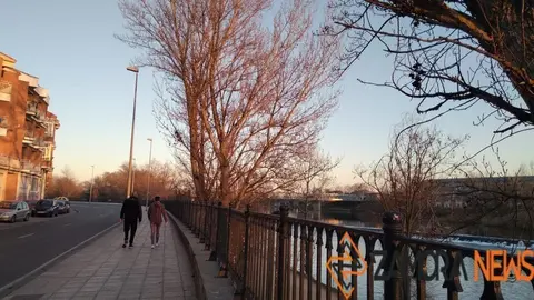 Gente paseando en el entorno del río
