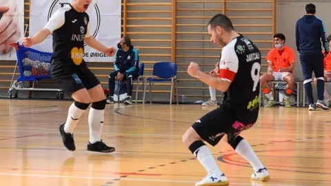 Axel celebra uno de los goles con Javi Cala