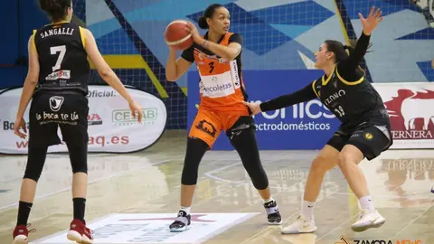 Chelsea Waters disputa una bola en el encuentro entre el CD Zamarat y el CB Jairis. | FOTO: Marcos Vicente