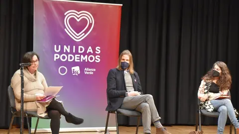 El candidato a la presidencia regional, Pablo Fernández (centro), la cabeza de lista por Zamora, Isabel Reguilón (izquierda) y la diputada por Extremadura, Irene de Miguel (derecha).