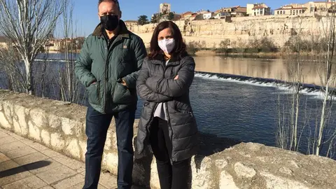 Manuel Vara y Vania Nunes, dos de los administradores del grupo "Mejora Zamora"