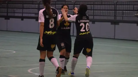 Blanca, Lara y Zizu se abrazan tras marcar un gol