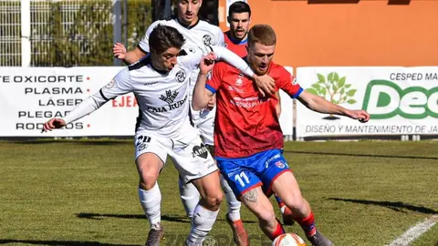 Julian Luque disputa un balón en el partido entre el Zamora CF y el CD Calahorra. | FOTO: Zamora CF