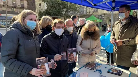 Martínez-Almeida en la carpa informativa del PP de Zamora.