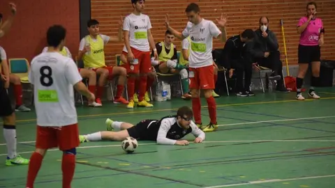 Tascón recibe una falta