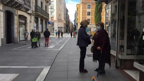Dos mujeres conversan en Santa Clara