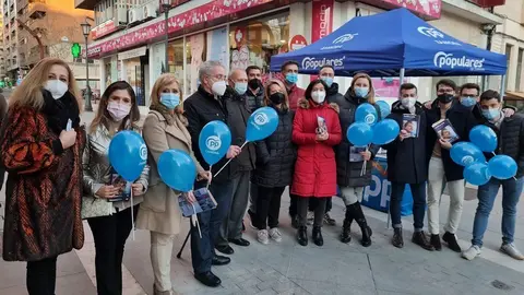 Candidatos del PP en la mesa informativa sobre Educación