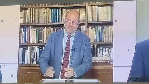 Los tres candidatos durante el debate