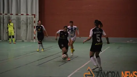 Cristel avanza con el balón ante la mirada de Gimeno