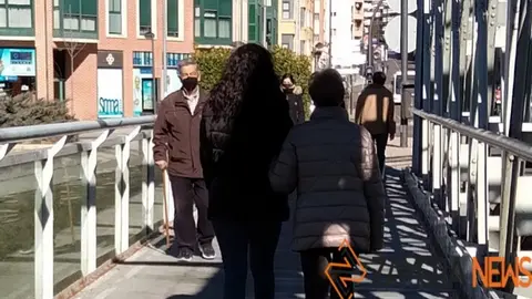 Viandantes por el puente de hierro