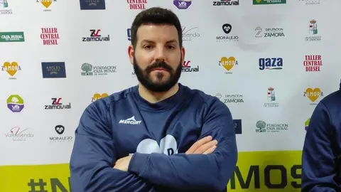 Iván López, entrenador del BM Zamora en sala de prensa.