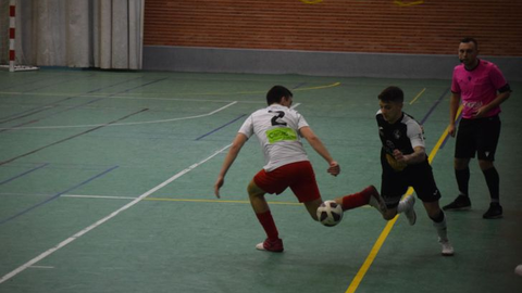 David Rosón se escapa de su par, en un partido del River Zamora.