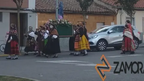 Las Águedas acompañan en procesión a su santa por San José Obrero