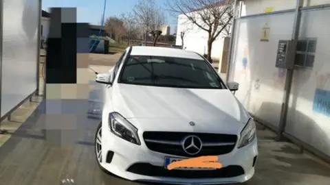 Vehículo en el nuevo lavadero de Manganeses de la Lampreana. Foto Ayuntamiento