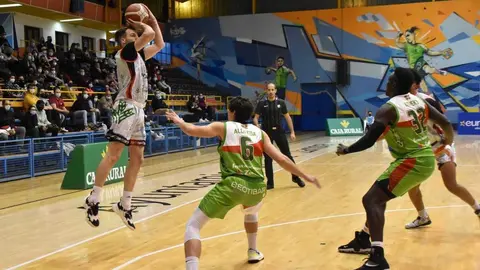 Marc García se dispone a tirar ante la defensa de Zornotza, en el encuentro ante CB Zamora. | FOTO: Aroa Colmenero