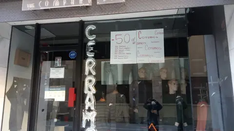 Cartel de cierre en una tienda de San Torcuato