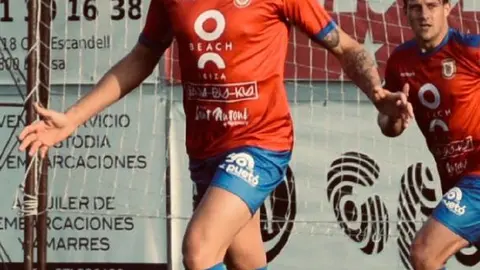 Jonatan Escribano celebra un gol, jugador del CD Benavente.