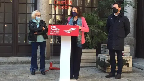 La exministra de Trabajo y presidenta de la Comisión del Pacto de Toledo, Magdalena Valerio, acompañada de Inmaculada García, candidata a las Cortes y Antidio Fagúndez, Secretario General del PSOE de Zamora