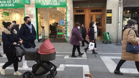 Gente por la calle Santa Clara