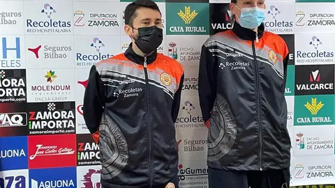 Jacinto Carbajal (entrenador del CD Zamarat) junto a la jugadora, Marta Gómez.