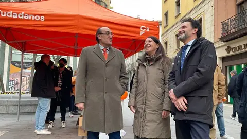 Alfonso Martín (derecha) y Edmundo Tal (izquierda) en una carpa informativa de Ciudadanos en la Plaza Sagasta.