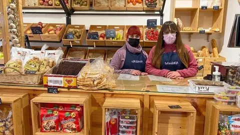 Sandra y Virginia al frente de la frutería Viriato