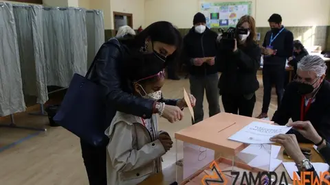 Ana Sánchez, acompañada de su hija, vota en Pinilla