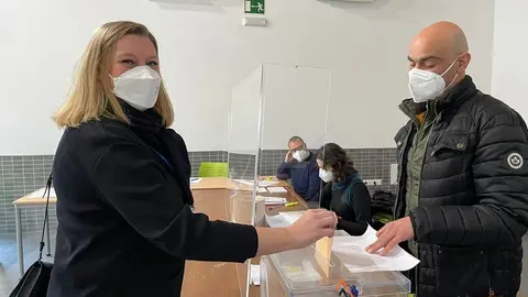 La candidata del PP, Isabel Blanco ejerce su derecho a voto en Monfarracinos.