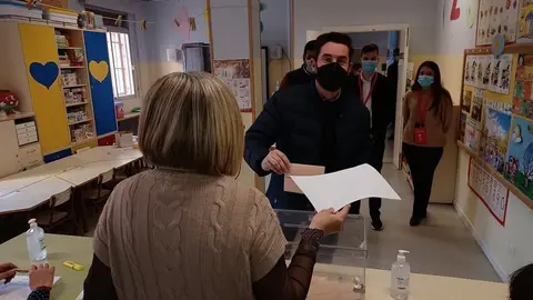 Antidio Fagúndez vota en el colegio Gonzalo de Berceo