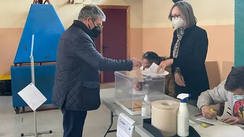 Manuel Fuentes, candidato de Zamora Decide votando en Zamora.