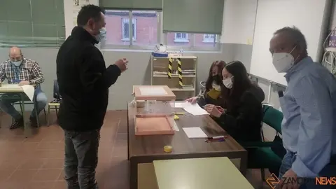 Mesa electoral en el colegio