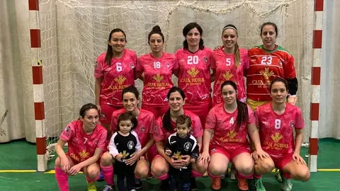 El equipo posa tras la victoria con dos jóvenes fichajes