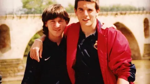 Leo Messi y Pau Torres posan en el puente de piedra de Zamora.