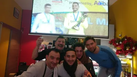 Pascual Fernández y Diego Rodríguez con otros miembros de la peña