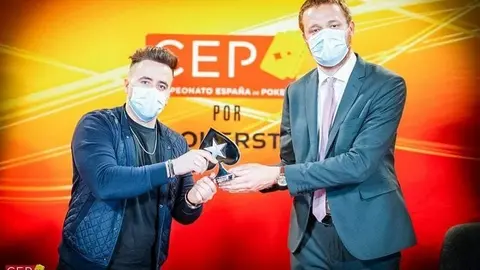 Adrián Viñuela recibe su trofeo