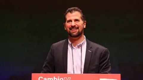 Luis Tudanca, en un mitin de campaña.