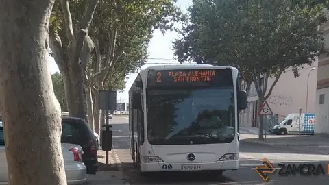 Un autobús urbano circula por Pinilla