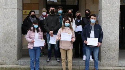 Los alumnos del IES de la Universidad Laboral posan con sus diplomas. Foto Marcos Vicente