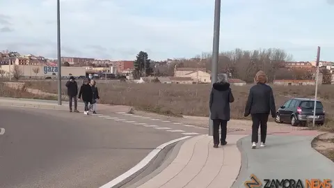 Ciudadanos caminan or el puente nuevo